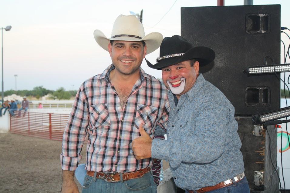 tonycastillon's tweet photo. Con mi buen amigo #RickyShow el mejor humorista del Norte de #Coahuila..excelente presentación #FestivalRioGrande2015 http://t.co/DqQFVWjMVM