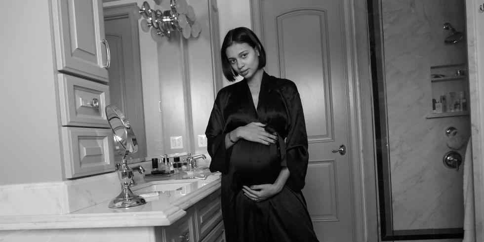 ELLEmagazine's tweet image. How to keep your skin clear and avoid stretch marks during pregnancy. elle.com/beauty/a29738/…