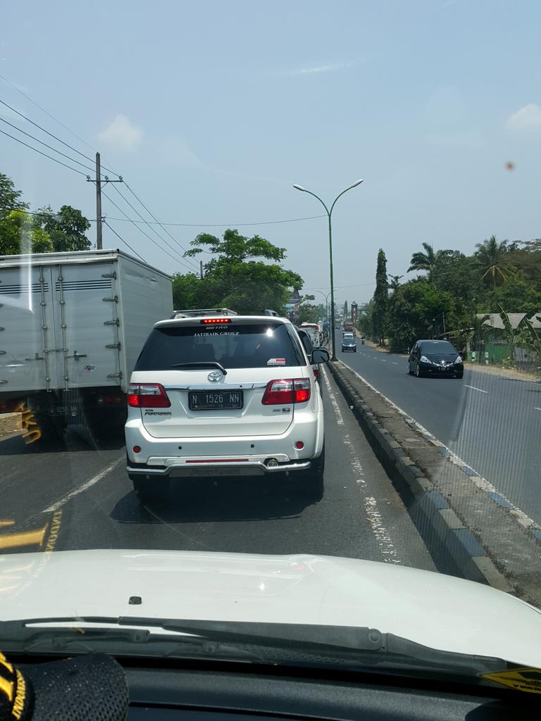 Akbarhp's tweet photo. @e100ss sidoarjo-malang di tanjakan jembatan lawang. macet merambat.. indikasi karena volume &amp; truk tdk kuat menanjak http://t.co/g8yl6ALdqp