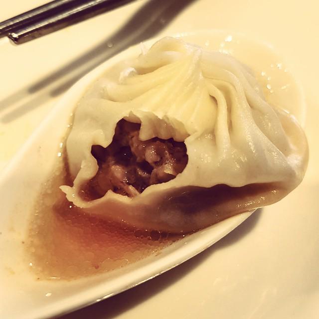 cdao11's tweet photo. Breakfast at Din Tai Fung #taiwan #dintaifung #porkdumplings #10minwait #Michelinstar http://t.co/mOsdYTJPi3 http://t.co/xPBYBVfxde