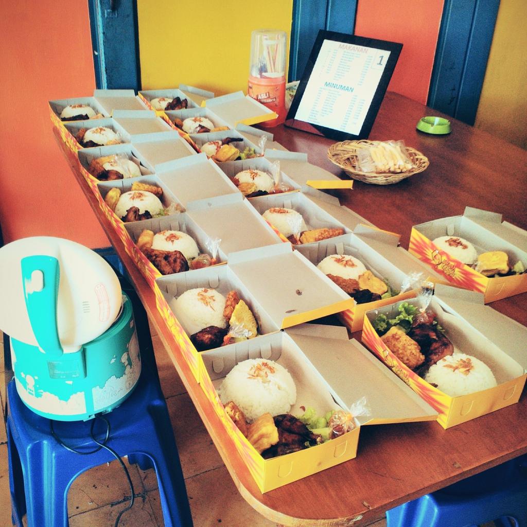 ayamsilegit's tweet image. Yang mau pesen kayak gini, khusus wilayah Garut Kota pemesanan minimal 5 porsi, mimin kasih free ongkir loh