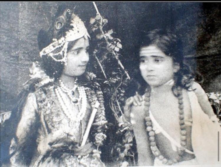 mangeshkarlata's tweet photo. 1939 me Gurukul natak me main bani thi bhagwan shree Krishna aur meena bani thi Sudama. Happy Birthday Meena. http://t.co/RHGiOqMlLo