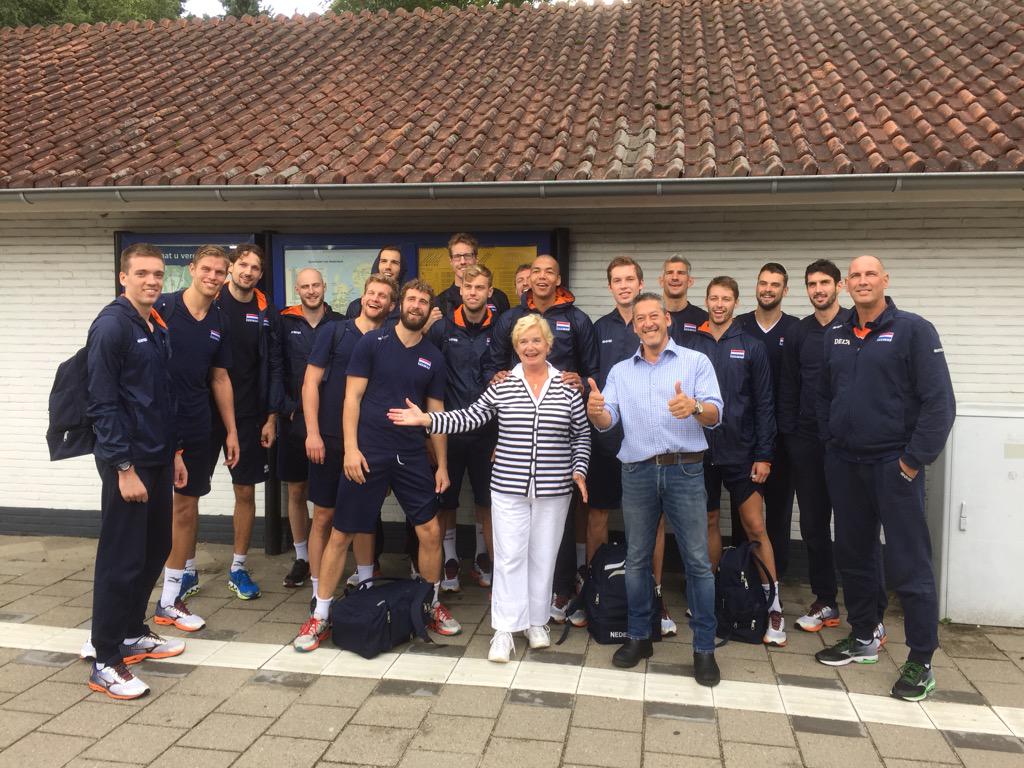 PerronPeet's tweet photo. Nederlands volleybal team kwamen mij even gedag zeggen bij #PerronPeet http://t.co/Fyie6kFAqr