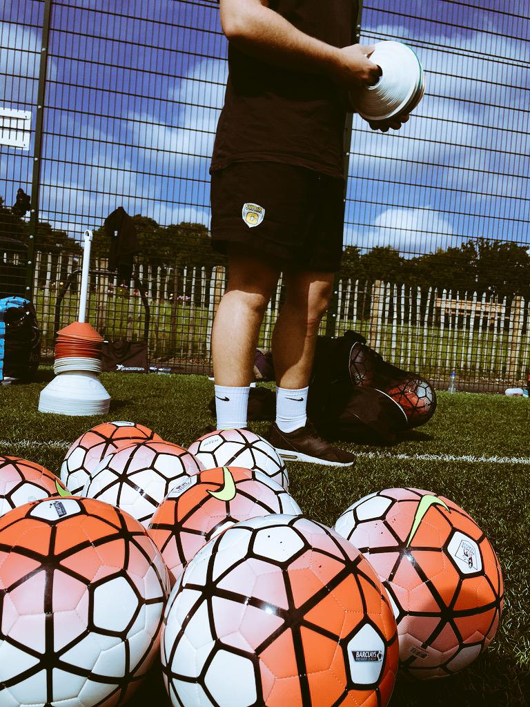 ComAcademyUK's tweet photo. New balls for a new week.. #CompleteAcademy http://t.co/GUGmBjMo8u