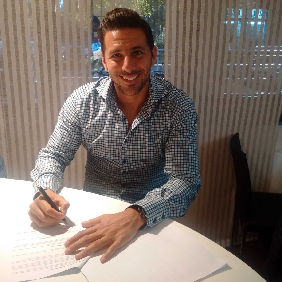 pizarrinha's tweet photo. Ahora si ya está todo listo! Nuevo jugador del Werder Bremen!!! Saludos!! http://t.co/ULVgCPTAc3