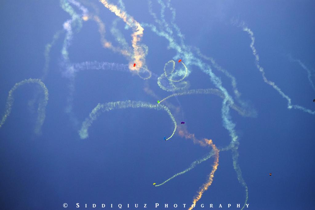MUmerSid's tweet photo. Yesterday #AirShow Pictorial View Paratroopers Jumping from 12000Ft #Islamabad
#6thSeptPakDefenceDay
#AirDefenceDay http://t.co/5tizkdOjxu