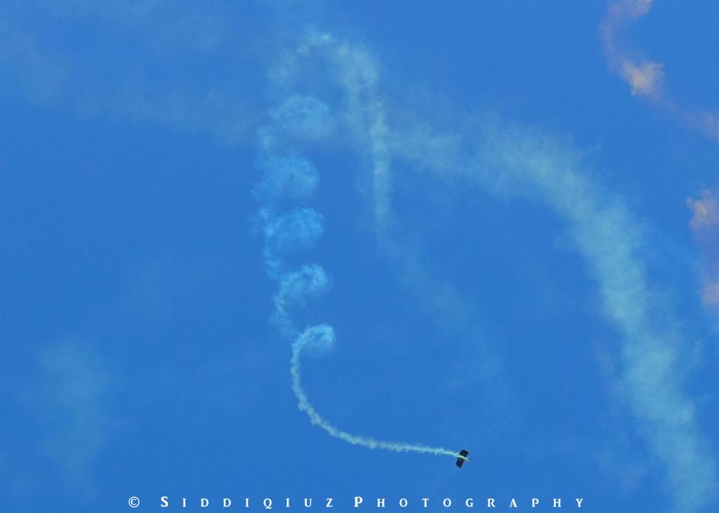 MUmerSid's tweet photo. Yesterday #AirShow Pictorial View Paratroopers Jumping from 12000Ft #Islamabad
#6thSeptPakDefenceDay
#AirDefenceDay http://t.co/5tizkdOjxu