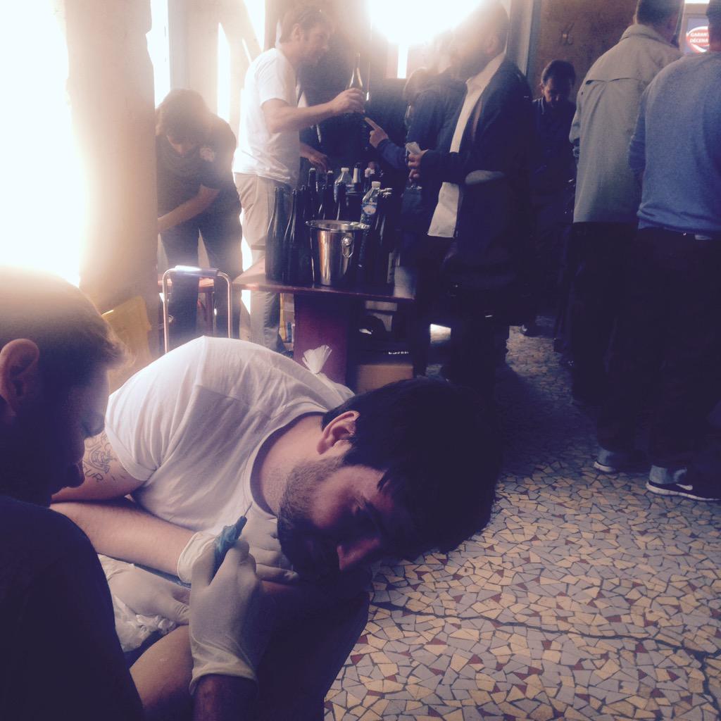 romainttk's tweet photo. Tatouage et pinard @sebdemorand 
#degustation #galopin http://t.co/b80uWPnytr