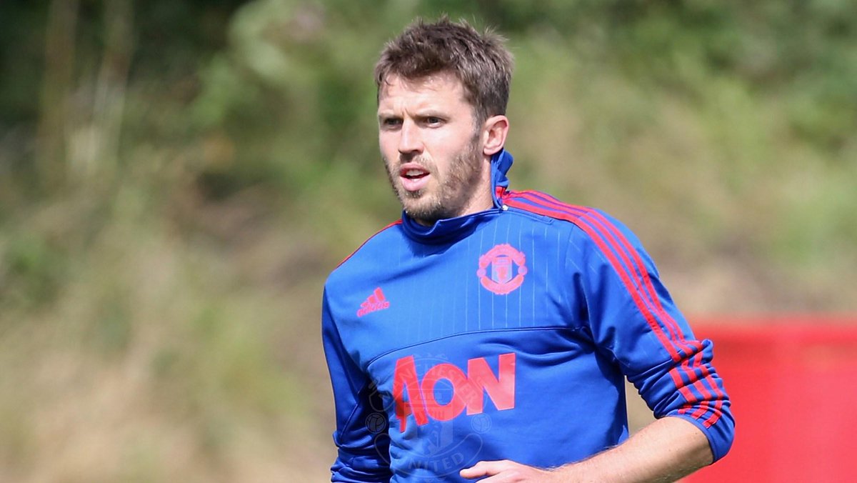 ManUtd's tweet photo. Michael Carrick has returned to #mufc after withdrawing from the England squad due to injury: http://t.co/DLM3rCXdtH http://t.co/MFaplkNLvI