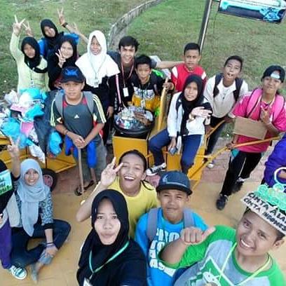 Greengnrbtm's tweet photo. Mungkin oranglain akan jijik malu jika brphoto bersebelahan dengan sampah. Namun tidak bagi kami
#letsgg #letsggbatam http://t.co/cxVHKESuCa