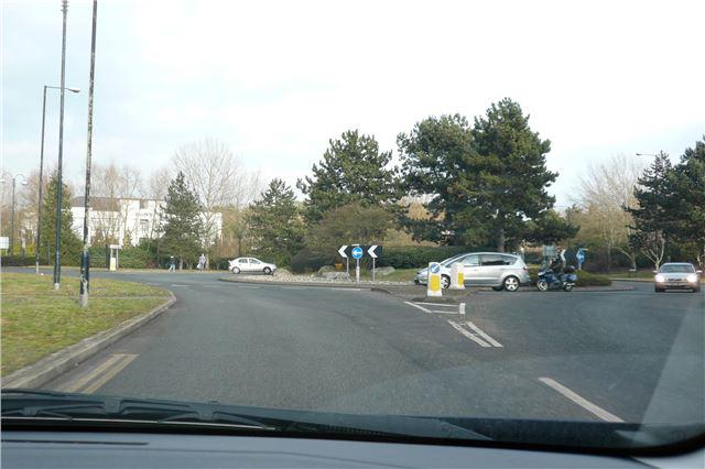 _HowToDrive's tweet image. How To Drive: Roundabouts. How would you explain a roundabout to a Martian? bit.ly/1XAZxlI