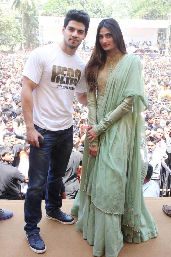 AthiyaShettyWeb's tweet photo. @Theathiyashetty and @Soorajpancholi9 at the #SanskritiDahikalaUtsav 2015 http://t.co/pIfsmPeWnU