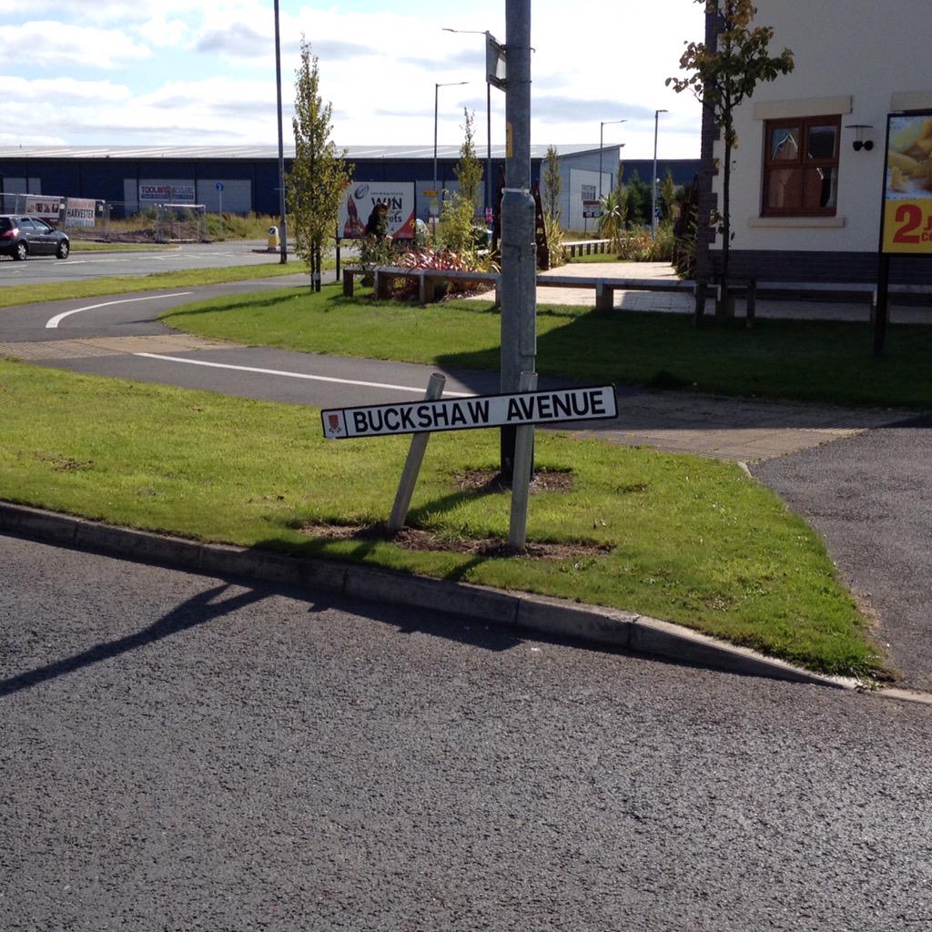 AidyRiggottBV's tweet photo. Thanks @ChorleyCouncil 4 prompt reply re my report of broken street sign outside the War Horse. #Buckshaw #FixedSoon http://t.co/M4jtdvwXFW