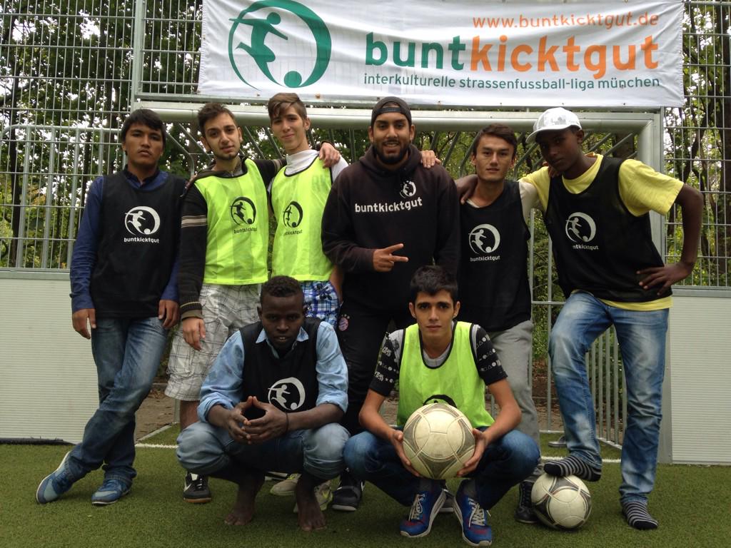 lucyEgrey's tweet photo. Using football to help new arrivals adjust to life in Germany w/ @buntkicktgut at refugee processing centre Munich http://t.co/odtYzWHJIw