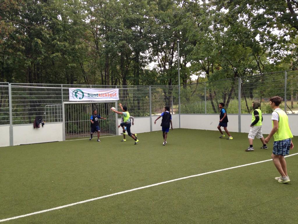 lucyEgrey's tweet photo. Using football to help new arrivals adjust to life in Germany w/ @buntkicktgut at refugee processing centre Munich http://t.co/odtYzWHJIw