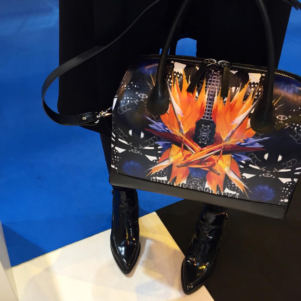 DominikaSwiacka's tweet photo. SS16 @premiereclasse #paris #bags #printonleather http://t.co/uGr3FAvcPS