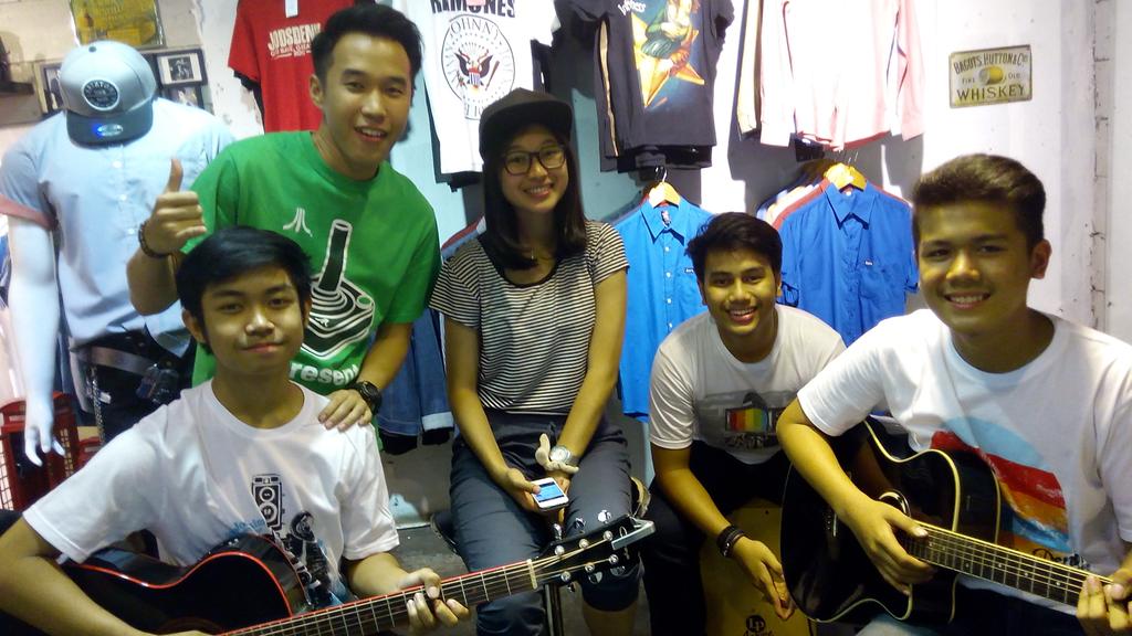 RT <a href="/soundfactorybdg/">SoundFactory Bandung</a>: Acoustic Live TETRACOUSTIC @ JOD'S DENIM-THE HEERENS, Gd Fl. PVJ MALL #BANDUNG.. w/ IGO (Ukeba)