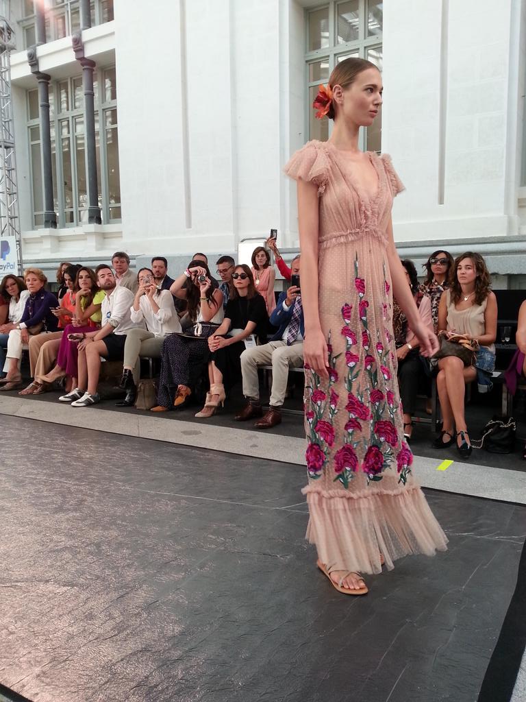 isa4513's tweet photo. Sugerentes #transparencias #vestidoscon volantes #ricostejidos @charoazcona1 http://t.co/ZekyKk9s6X