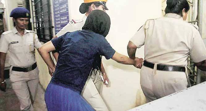 rpbreakingnews's tweet photo. #Sheena #SheenaBora #SheenaTruthOut
इंद्राणी और ड्राइवर को 14 दिन के लिए जेल भेजा
http://t.co/6ugI5NHAIl http://t.co/3q1qGu8yUI