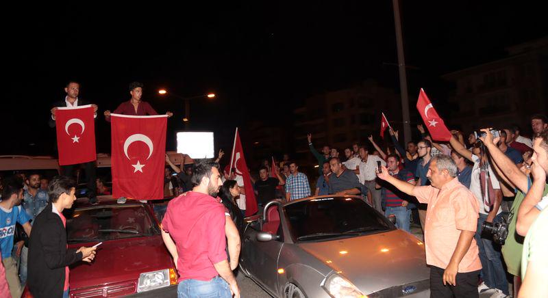 Haberturk's tweet photo. #Dağlıca'daki hain saldırıdan sonra Türkiye'de 'teröre tepki' yürüyüşü! İşte kareler... http://t.co/pTriAjYFg5 http://t.co/wbhGZHP2pR