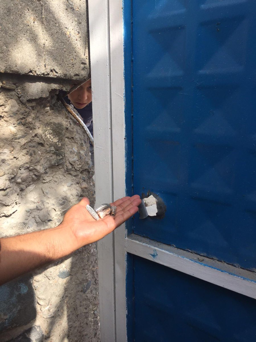 LeylaGuvenkcd's tweet photo. 12 yaşında aydınlık bir yüreğimiz daha susturuldu.Kapısının önünde vurulan CemileÇağırganın suskun bedeni hala yerde http://t.co/r1VpDKm0wL