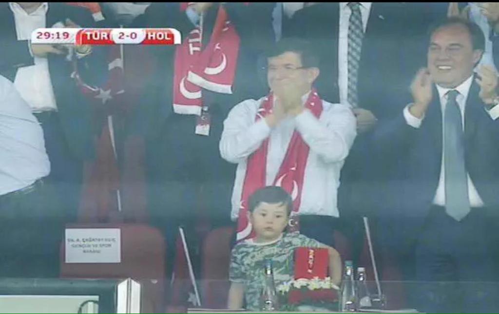 MhpTbmmGrubu's tweet photo. Ey Başbakan #Dağlıca da onlarca şehit varken ve sen bunu biliyorken atılan gollere sevinebildin mi? http://t.co/91FIwejmEg