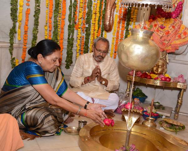 GujaratHeadline's tweet photo. @anandibenpatel,on last Monday of auspicious #Shravan month,offerd prayers @ #Dholeshwar Mahadev temple @InfoGujarat http://t.co/FmOVF44pUj