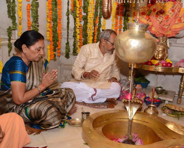 GujaratHeadline's tweet photo. @anandibenpatel,on last Monday of auspicious #Shravan month,offerd prayers @ #Dholeshwar Mahadev temple @InfoGujarat http://t.co/FmOVF44pUj