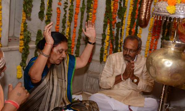 GujaratHeadline's tweet photo. @anandibenpatel,on last Monday of auspicious #Shravan month,offerd prayers @ #Dholeshwar Mahadev temple @InfoGujarat http://t.co/FmOVF44pUj