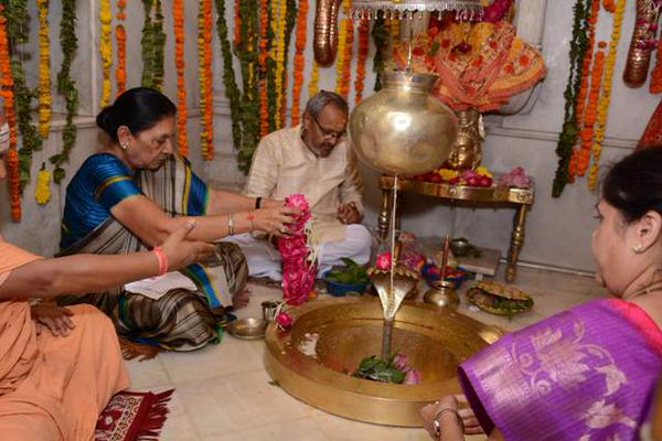 GujaratHeadline's tweet photo. @anandibenpatel,on last Monday of auspicious #Shravan month,offerd prayers @ #Dholeshwar Mahadev temple @InfoGujarat http://t.co/FmOVF44pUj