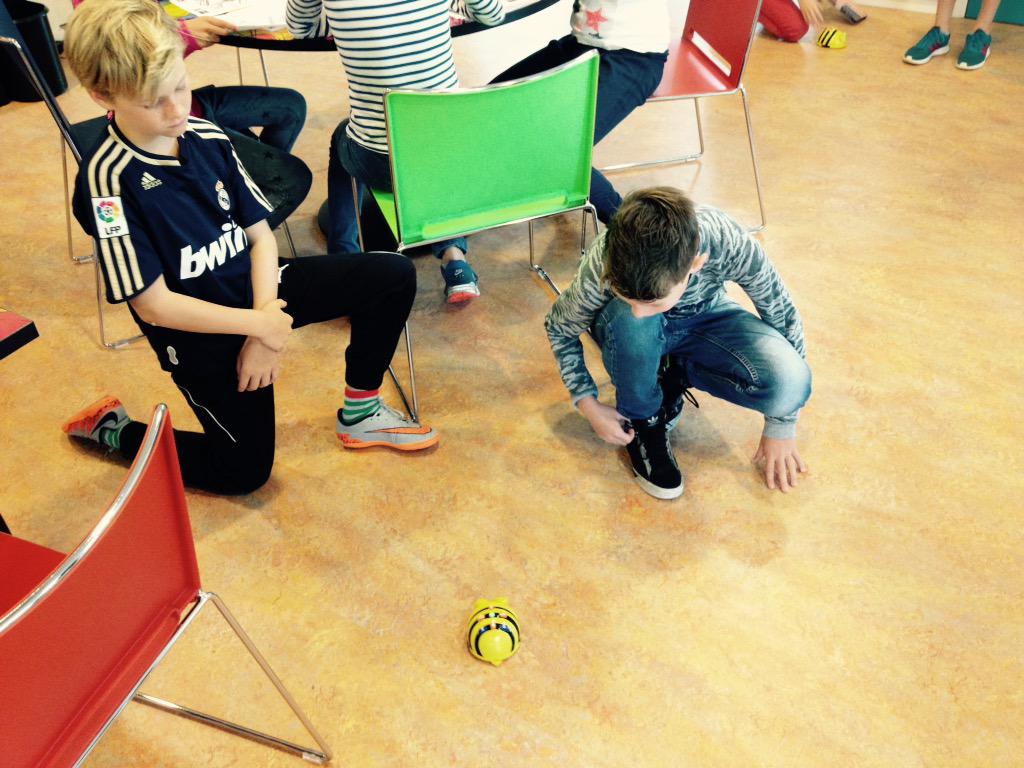 agnesschool_a's tweet photo. Groep 7 brengt een bezoek aan het E-lab CLC! #communitylearningcentre http://t.co/iUy1U1YFp2