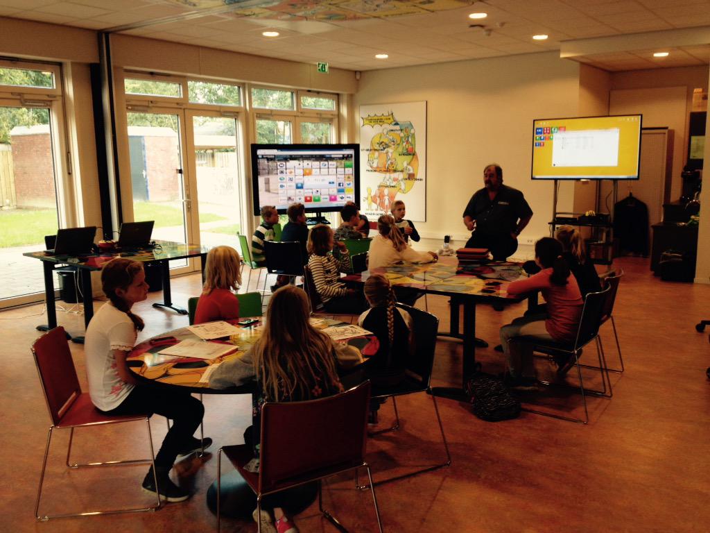agnesschool_a's tweet photo. Groep 7 brengt een bezoek aan het E-lab CLC! #communitylearningcentre http://t.co/iUy1U1YFp2