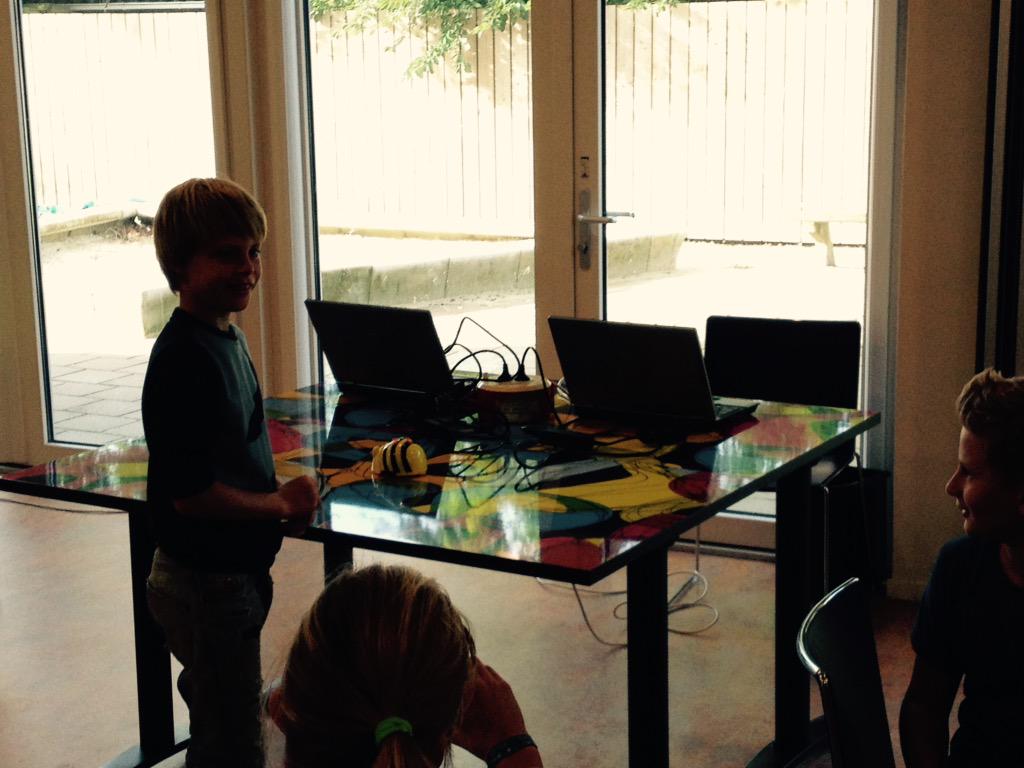 agnesschool_a's tweet photo. Groep 7 brengt een bezoek aan het E-lab CLC! #communitylearningcentre http://t.co/iUy1U1YFp2