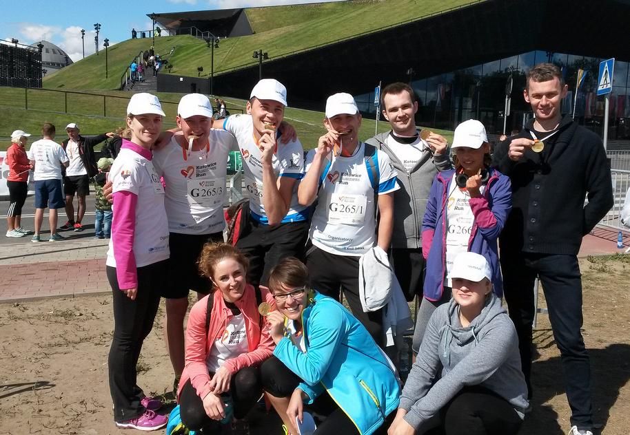 SMSAPI's tweet photo. Wczoraj biegaliśmy dla @KtwBusinssRun i #FundacjaJaskaMeli #pomagamy #SMSAPIteam #smsapi #running http://t.co/frYeJSkyRP