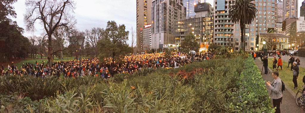 Kon__K's tweet photo. #Melbourne you're doing us proud as you #LightTheDark to say #refugeeswelcome.

Yes they are!

#AylanKurdi #Syria http://t.co/3NmfSUaC3b