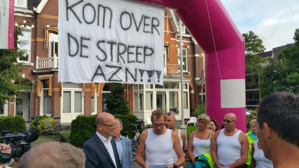FredSeif's tweet photo. Ambulancepersoneel dringt in hun hemd aan op een cao bij ambulancezorg nederland http://t.co/1kHlfrUigU