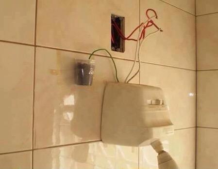 OracleDriveSys's tweet photo. We've said it before - but leave electrics to the professionals #earthwire http://t.co/B7YeDafscc