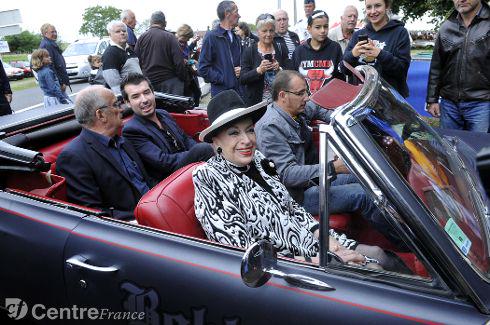 lamontagne_fr's tweet photo. A la Foire de #Chignat, en #Auvergne, #Geneviève de Fontenay se fait voler son chapeau http://t.co/izDdH5lSWn http://t.co/DtiNnjwlw2