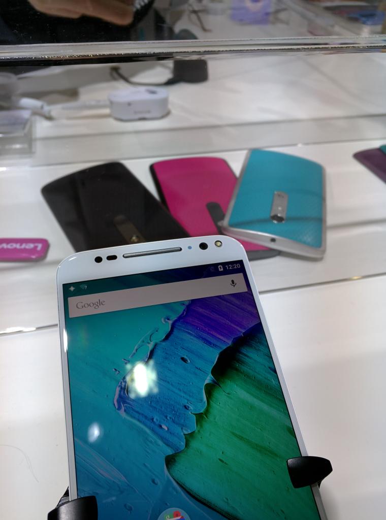 Karde's tweet photo. .@Motorola n #motoxplay tarjoaa "puhtaan" #android in. Ja vaihdettavat värikuoret! #backto00s #IFA15 http://t.co/nfBpJLflty