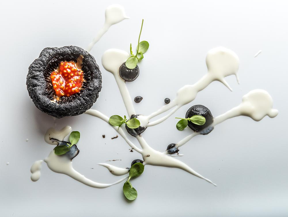ReporterGourmet's tweet photo. PIC OF THE DAY Matias Perdomo | foto Cristian Parravicini | Riccio di terra 
http://t.co/63i0vrFC1M @mpchef http://t.co/as8HupENQT