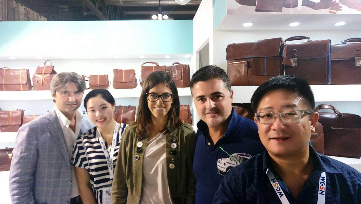 ILKUOIO's tweet photo. Clienti internazionali che acquistano nel nostro stand alla 108esima edizione del @TheBagShow :) #fashion

#Mipel108 http://t.co/cyGGIlsPLP