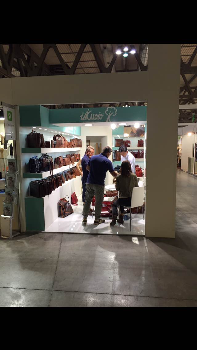 ILKUOIO's tweet photo. Clienti internazionali che acquistano nel nostro stand alla 108esima edizione del @TheBagShow :) #fashion

#Mipel108 http://t.co/cyGGIlsPLP