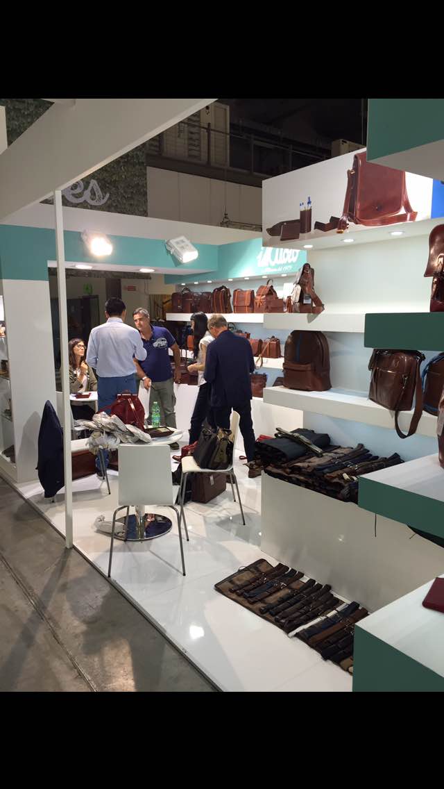 ILKUOIO's tweet photo. Clienti internazionali che acquistano nel nostro stand alla 108esima edizione del @TheBagShow :) #fashion

#Mipel108 http://t.co/cyGGIlsPLP