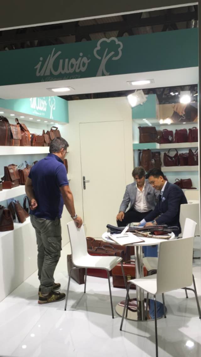 ILKUOIO's tweet photo. Clienti internazionali che acquistano nel nostro stand alla 108esima edizione del @TheBagShow :) #fashion

#Mipel108 http://t.co/cyGGIlsPLP