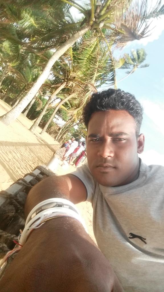 ReshniTours's tweet photo. The season is slowly coming up. Sri Lanka. A land like no other! #srilanka #travels #reshnitours #teaplantation #excu http://t.co/E3uupqqEqO