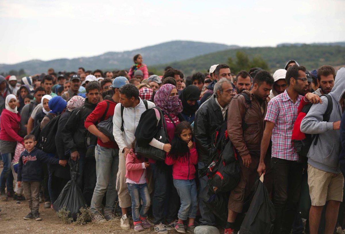 NiccoloZancan's tweet photo. Oggi al confine fra Grecia e Macedonia. Foto Reuters. @la_stampa http://t.co/AulqNWDZIc