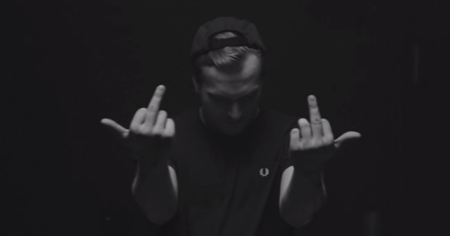 Noisey_DE's tweet photo. Und Zack—@kollegah, @karateANDI und @SSIOffiziell killen mit ihrem neuen Video die Konkurrenz http://t.co/X5MITpHEUC http://t.co/LvreqQ0eTk