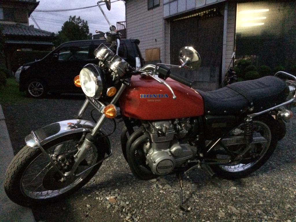 すわっち 今日も家のガレージ整理 元exileのボーカル清木場俊介が実際に乗ってたヨンフォアを事務所からガレージに移動 親が清木場の大ファンで昔清木場俊介から買ったバイク 俺も免許ほしーーぜー Http T Co Raepfcdhdb