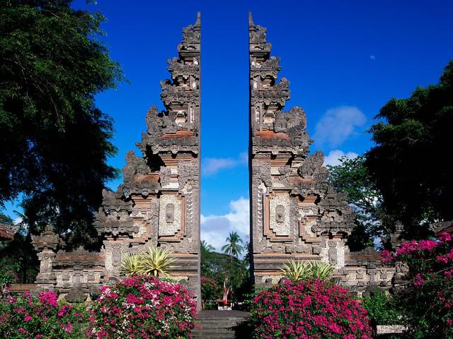 BaliVoucher's tweet photo. Bali dinobatkan sebagai salah satu destinasi wisata terbaik di Dunia. Menurut kamu, apa yg paling menarik dari Bali? http://t.co/dL2xmxpeS2