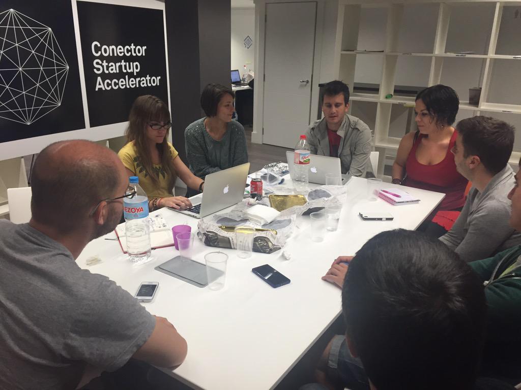 eSportics's tweet photo. Hoy más brainstorming y desayuno patrocinado por nuestra Brand Manager que cumple años! Happy bday to youuu! http://t.co/0fmCayqZiE